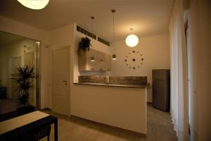 uma cozinha com um balcão e um relógio na parede em PHALANTHOS TARANTO em Taranto