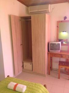 TV a/nebo společenská místnost v ubytování Ionian Breeze Apartments