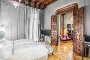 TV a/nebo společenská místnost v ubytování CoolRooms Palacio Villapanés 5 GL