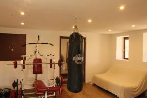 ein Wohnzimmer mit einem großen aufblasbaren in der Unterkunft La maison de Maxou in Briare