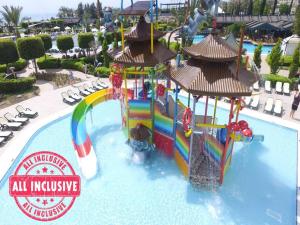Bazén v ubytování Limak Lara Deluxe Hotel & Resort Antalya nebo v jeho okolí