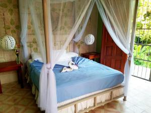 Tempat tidur dalam kamar di Secret Cottage Granada Nicaragua