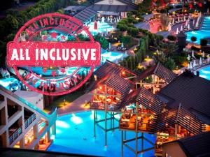 Bazén v ubytování Limak Lara Deluxe Hotel & Resort Antalya nebo v jeho okolí