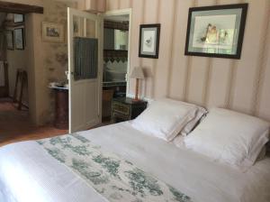 Schlafzimmer mit einem Bett und einem Spiegel in der Unterkunft Les Sapins in Vitry-aux-Loges
