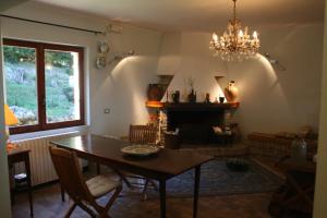 FontecornialeCornio Delle Fronde的带桌子和壁炉的客厅