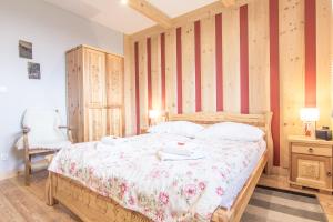 コシチェリスコにあるApartamenty Rockus LUX & SPA Zakopaneのベッドルーム1室(食器2つ付)