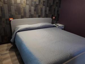 Sira House Milano tesisinde bir odada yatak veya yataklar