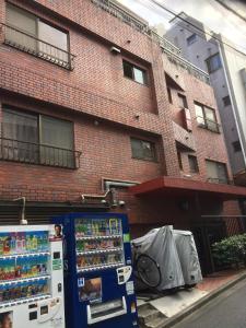 dos máquinas expendedoras al lado de un edificio en Shinjuku Hostel en Tokio