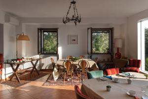 comedor con mesa y sillas en La Vecchia Quercia, en San Cipriano Picentino