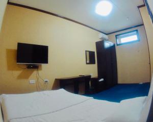 ShahrisabzにあるBek Shahrisabzのベッドルーム1室(ベッド1台、壁掛けテレビ付)