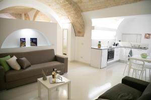 - un salon avec un canapé et une table dans l'établissement Ta Maison Bari, à Bari