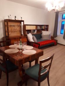 een woonkamer met een tafel en stoelen en een bank bij Casa Old Crown Brasov in Braşov