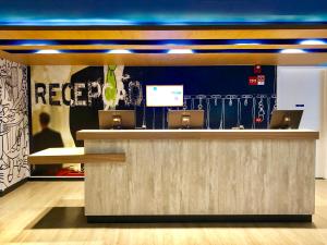 The lobby or reception area at ibis budget Petropolis