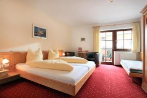 Łóżko lub łóżka w pokoju w obiekcie Hotel Reitlwirt