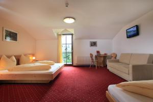 Łóżko lub łóżka w pokoju w obiekcie Hotel Reitlwirt