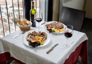 Comida en o cerca de este hotel