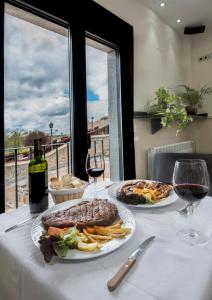 Comida en o cerca de este hotel