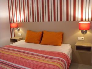 シオーフォクにあるApartment in Siofok/Balaton 19738のベッドルーム1室(オレンジ色の枕2つ、ベッド1台付)
