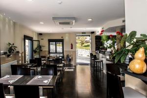 Un restaurante o sitio para comer en Hotel Puerta de la Santa