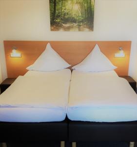 dwa łóżka siedzące obok siebie w pokoju w obiekcie Gasthof Fröhlich w mieście Langenbruck