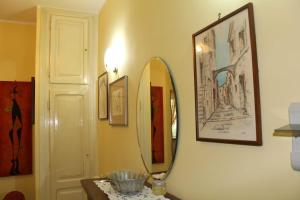 un bagno con specchio a parete e tavolo di Casa PieRosa a Frosinone