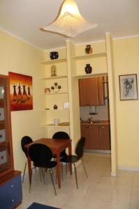 una cucina e una sala da pranzo con tavolo e sedie di Casa PieRosa a Frosinone