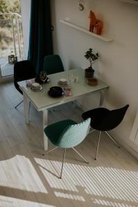 - Sala de estar con mesa y sillas en NG New Gardens Apartment en Poznan