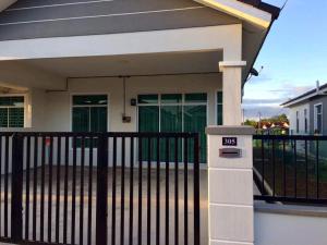 a house with a gas meter in front of a gate at Homestay As SyifaMuslimOnly Changlun in Changlun