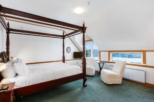 Postel nebo postele na pokoji v ubytování Larnach Lodge & Stable Stay