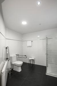 Un baño de Hotel Puerta de la Santa