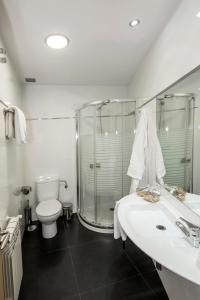 Un baño de Hotel Puerta de la Santa