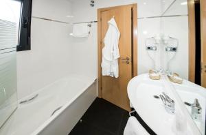 Un baño de Hotel Puerta de la Santa