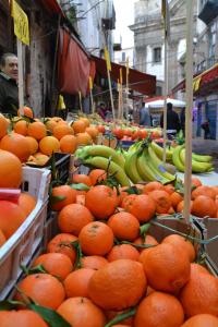 stoisko z owocami z pomarańczami i bananami na ulicy w obiekcie Mediterraneo w mieście Palermo
