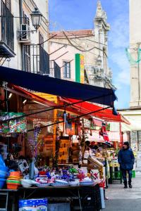 パレルモにあるMediterraneoの建物前の商品が並ぶ市場