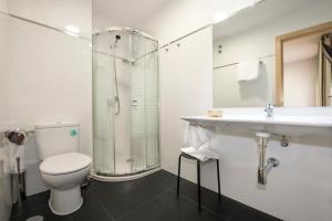 Un baño de Hotel Puerta de la Santa