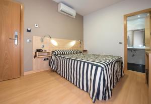 Cama o camas de una habitación en Hotel Puerta de la Santa