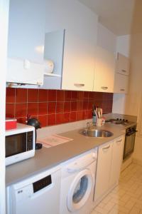 a kitchen with a sink and a microwave at Meudon : idéal pour séjour à Paris in Meudon