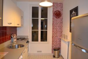 a kitchen with a sink and a window at Meudon : idéal pour séjour à Paris in Meudon