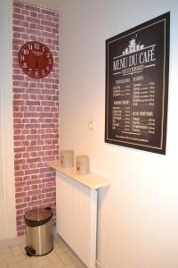 um novo café DJ com uma parede de tijolos em Meudon : idéal pour séjour à Paris em Meudon