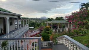 una vista desde el balcón de una casa en Classique International in Dominica, en Marigot