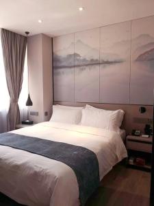 Una cama o camas en una habitación de Hanyong Hotel -Shenzhen International Convention&Exhibition Fuyong Branch