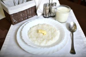 un plato de comida con un trozo de queso en una mesa en Hotel Aeroport, en Barnaul