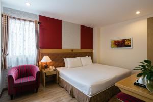 Säng eller sängar i ett rum på Asian Ruby Hotel Apartment - 122F Bùi Thị Xuân