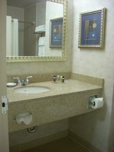 
A bathroom at Marco LaGuardia Hotel & Suites
