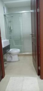 une salle de bain avec toilettes et douche en verre dans l'établissement Trillium Residences Condominium, à Cebu