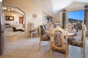 a living room with a table and chairs at Madalena's Apartment in Razáta