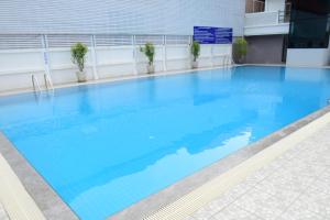 Bazén v ubytování Puangpen Villa Hotel nebo v jeho okolí