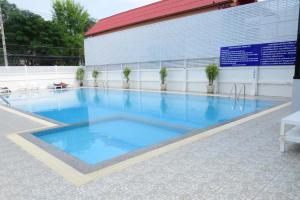 Bazén v ubytování Puangpen Villa Hotel nebo v jeho okolí