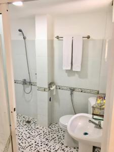 Un baño con un inodoro blanco y un lavabo. en Baoanh Hostel, en Ho Chi Minh