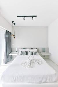 1 dormitorio blanco con 1 cama blanca grande en Summer Suites Residences by Subhome, en Kuala Lumpur